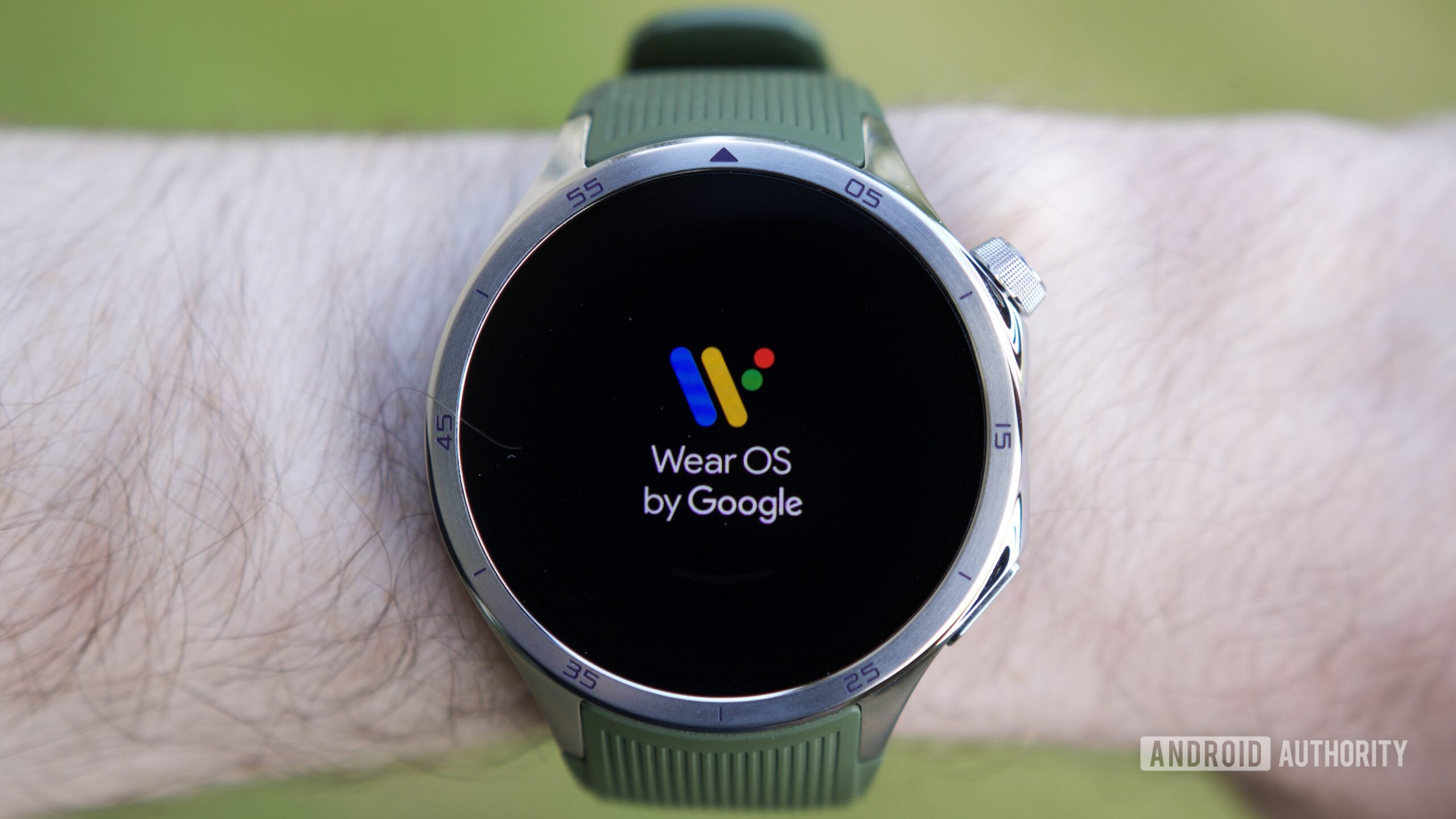 wear os logo oneplus watch 3 Wear OS logo on the OnePlus Watch 3.